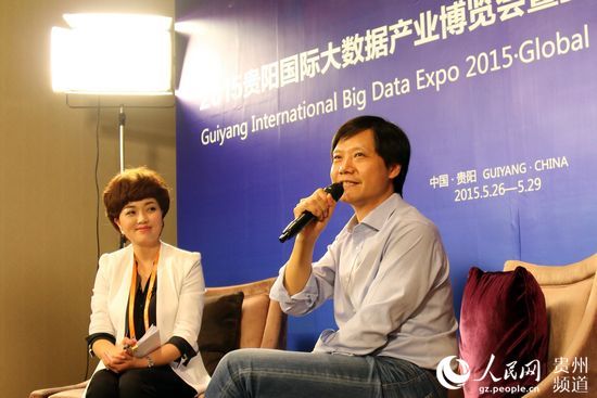 小米科技公司董事長兼CEO雷軍在2015貴陽數(shù)博會上接受媒體采訪