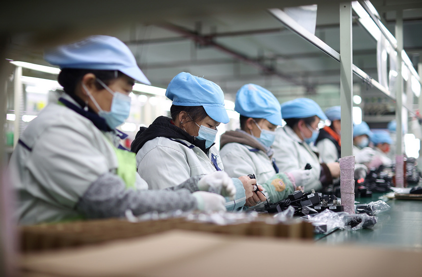2月10日，工人在加工車間生產(chǎn)線上趕制訂單。