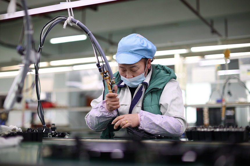 2月10日，工人在加工車間生產(chǎn)線上趕制訂單。