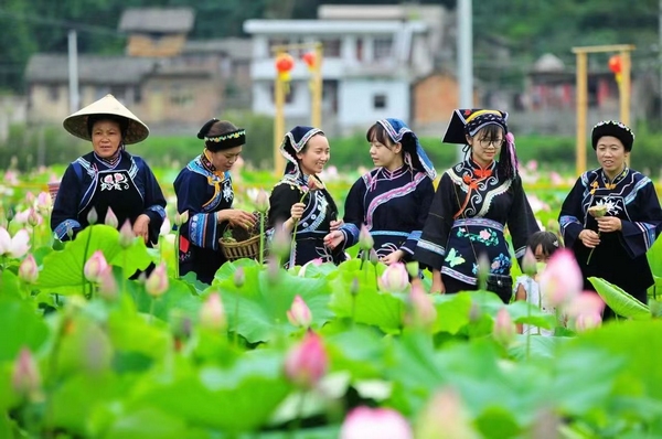 少數(shù)民族同胞歡度“六月六”。