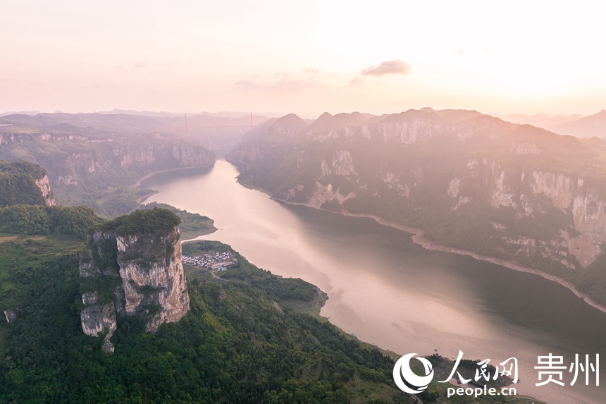 航拍貴州省畢節(jié)市黔西市新仁苗族鄉(xiāng)化屋村。人民網(wǎng) 涂敏攝