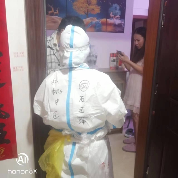 石玉萍上門采核酸。