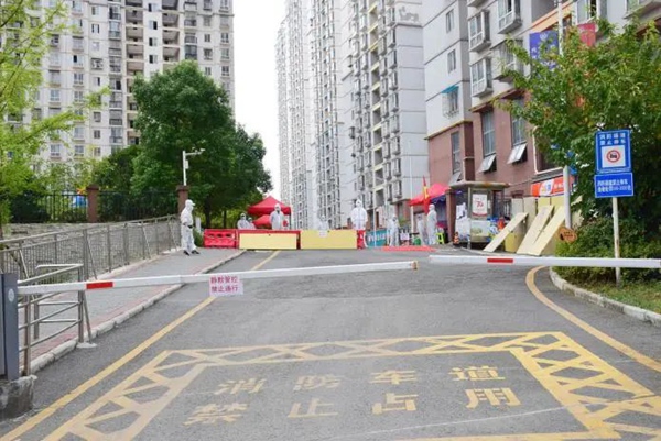 中壩幸福小區(qū)出口卡點(diǎn)。