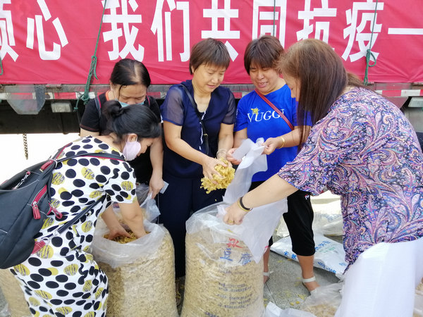 分揀物資。羅福成攝