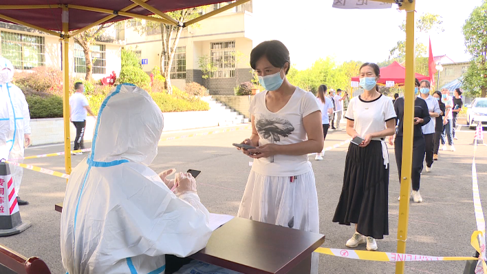西秀區(qū)雞場鄉(xiāng)組織開展區(qū)域核酸檢測應急演練。