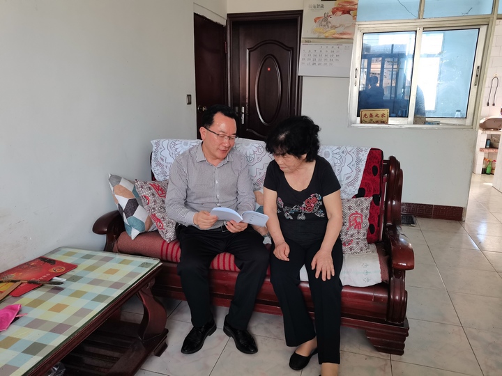圖為為老同志送學(xué)習(xí)資料。