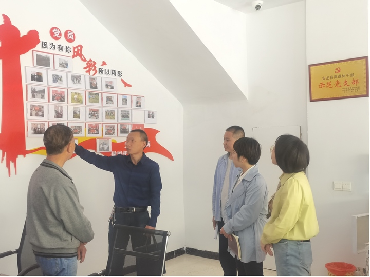 圖為調(diào)研組在安龍縣灑雨鎮(zhèn)機關(guān)退休黨支部指導(dǎo)“六好”示范支部創(chuàng)建工作。圖片由受訪單位提供