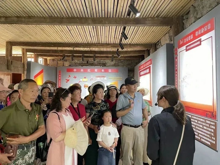 圖為離退休老干部集中參觀學(xué)習(xí)。