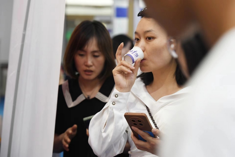 市民品嘗好一多系列乳品。