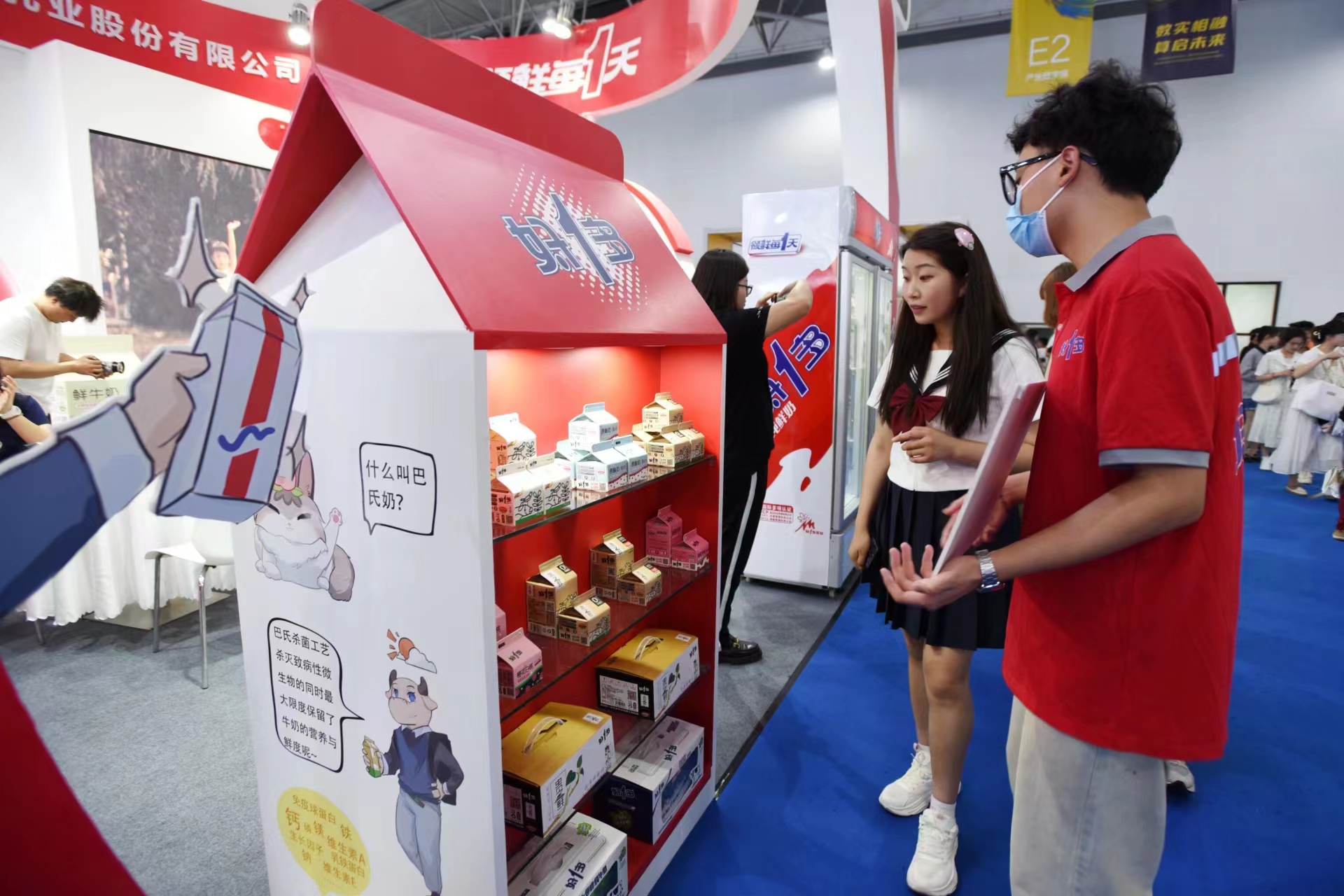 工作人員給參展市民介紹好一多系列乳品。