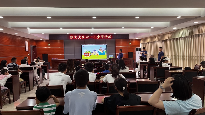 家長和小朋友學(xué)習(xí)消防知識 王曉亞 攝.jpeg