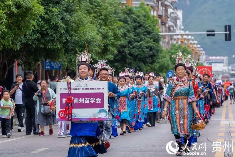 3 姑媽隊伍巡游。人民網(wǎng)記者 涂敏 攝.jpg