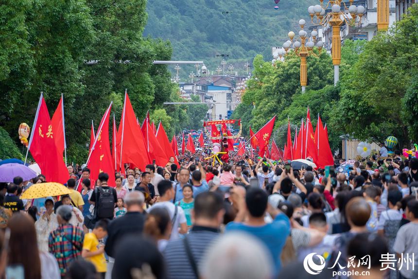 航拍施秉縣獨木龍舟巡游現(xiàn)場。人民網(wǎng)記者 涂敏攝