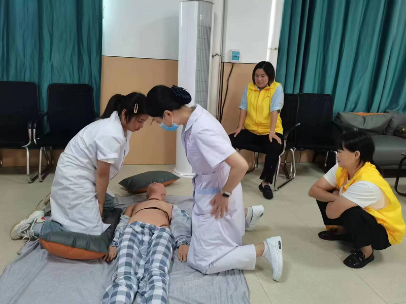 大朗組團(tuán)護(hù)師在敬老院開展急救技能提升應(yīng)急處理能力培訓(xùn)。