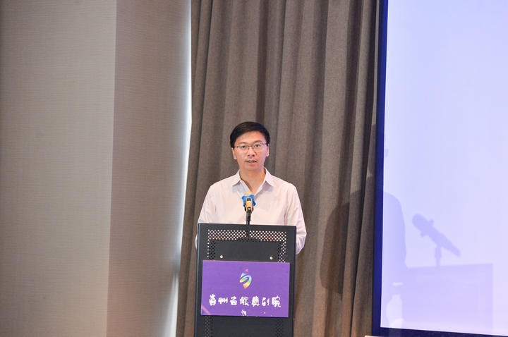 貴州省歌舞劇院執(zhí)行董事鄧淵介紹音樂劇《此心安處》相關(guān)情況。向憶峰攝