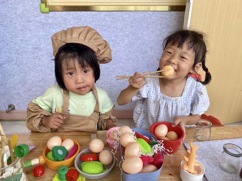 室內(nèi)玩耍的小朋友。