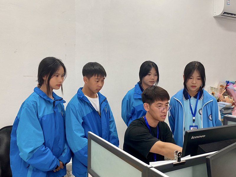 援黔老師為同學(xué)們課后解答。