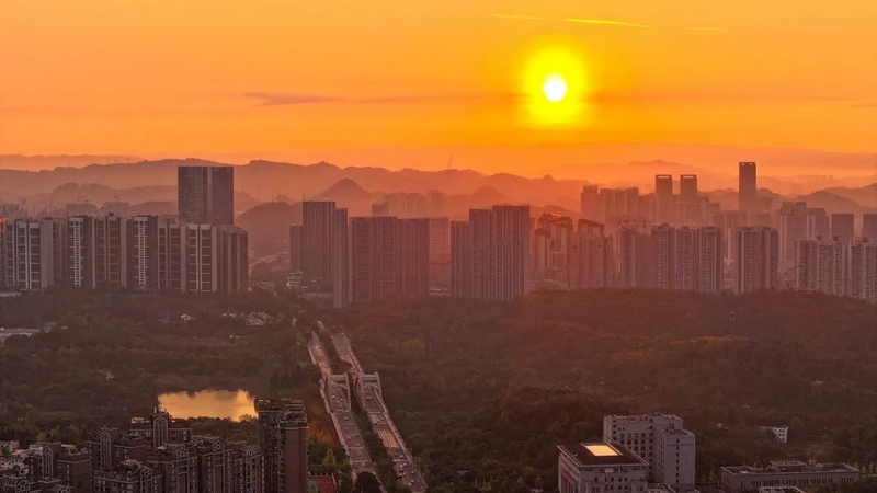 4在晨曦中醒來的觀山湖。.jpg