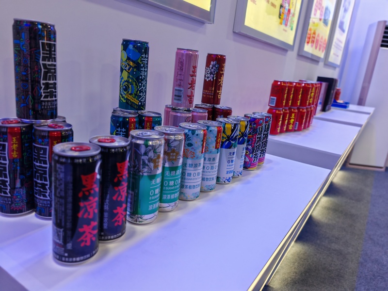 展示廳內(nèi)王老吉公司的多樣產(chǎn)品。 葛燊 攝