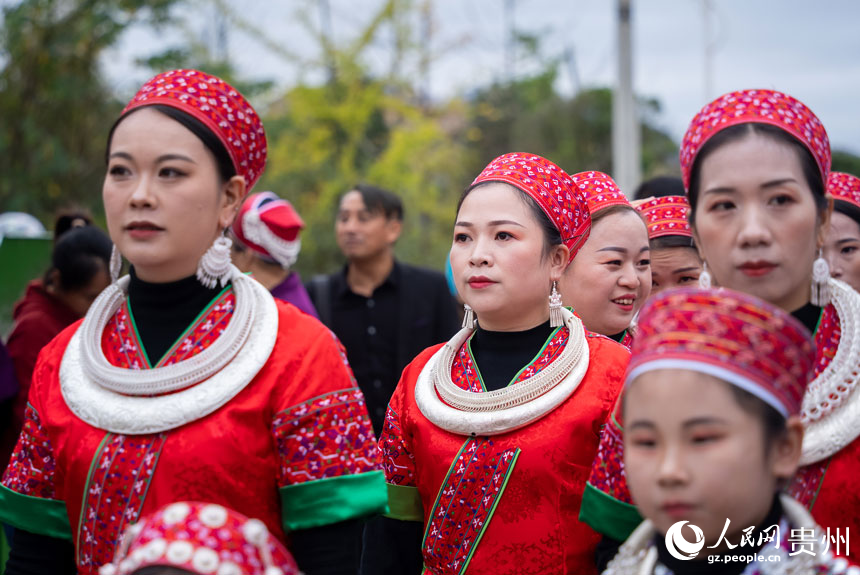“蘆笙會”現(xiàn)場，參加盛裝游演的苗族同胞。人民網(wǎng)記者 涂敏攝