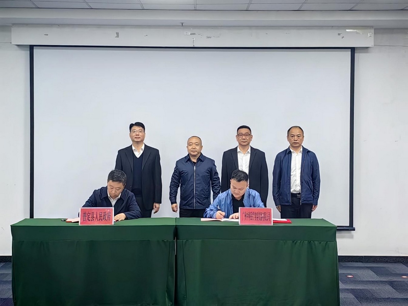 1 圖為在邱仙來(lái)政協(xié)委員工作室的大力引薦下，廣州中科醫(yī)療美容儀器有限公司與普定縣人民政府簽訂智薈生物醫(yī)藥產(chǎn)業(yè)園項(xiàng)目投資合同。.jpg