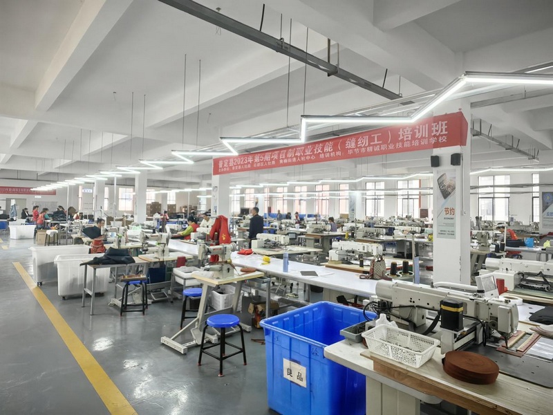2 圖為在園區(qū)企業(yè)普定具恒皮革制品有限責(zé)任公司開(kāi)展縫紉工培訓(xùn).jpg