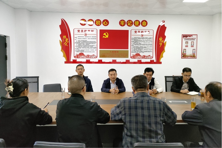 圖為在南湖街道惠民社區(qū)調(diào)研。