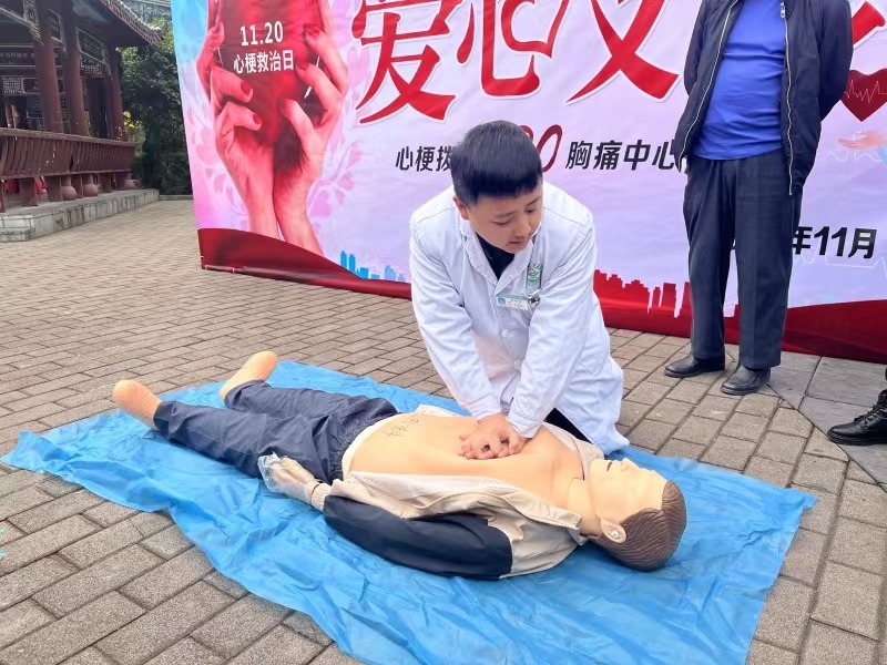 醫(yī)生正在示范心肺復(fù)蘇的操作標(biāo)準(zhǔn).jpg