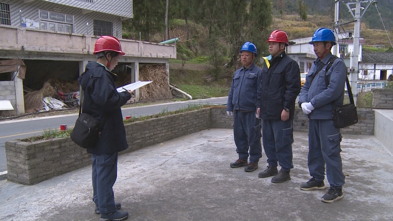 供電人員確認(rèn)線路巡查需要注意的事項(xiàng)。（楊永鳳 攝）.jpg