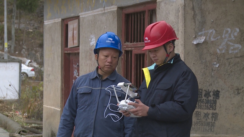 供電人員正在操作無(wú)人機(jī)巡查電路。（楊永鳳 攝）.jpg