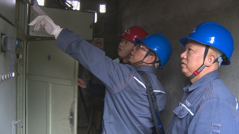 思南縣涼水井供電所工作人員，進(jìn)企業(yè)檢查配電箱。（楊永鳳 攝）.jpg