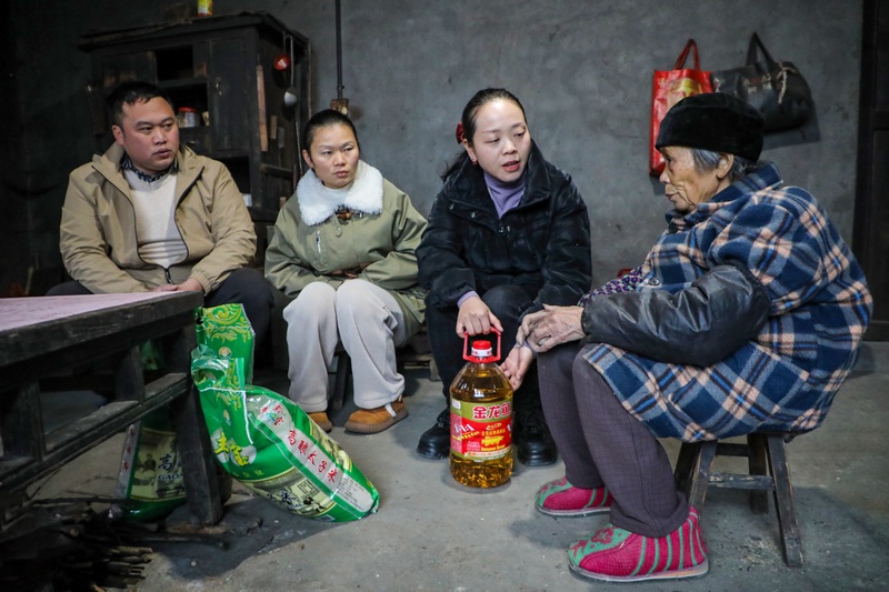 天柱縣渡馬鎮(zhèn)鎮(zhèn)長(zhǎng)吉?dú)g（右二）看望慰問(wèn)困難群眾。