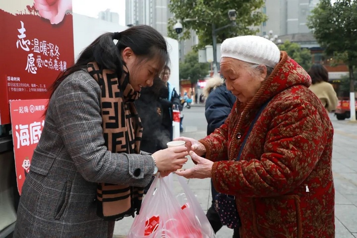 志愿者向市民免費(fèi)贈(zèng)送愛(ài)心粥。