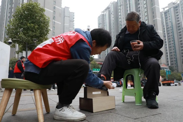 志愿者為市民免費(fèi)擦鞋。