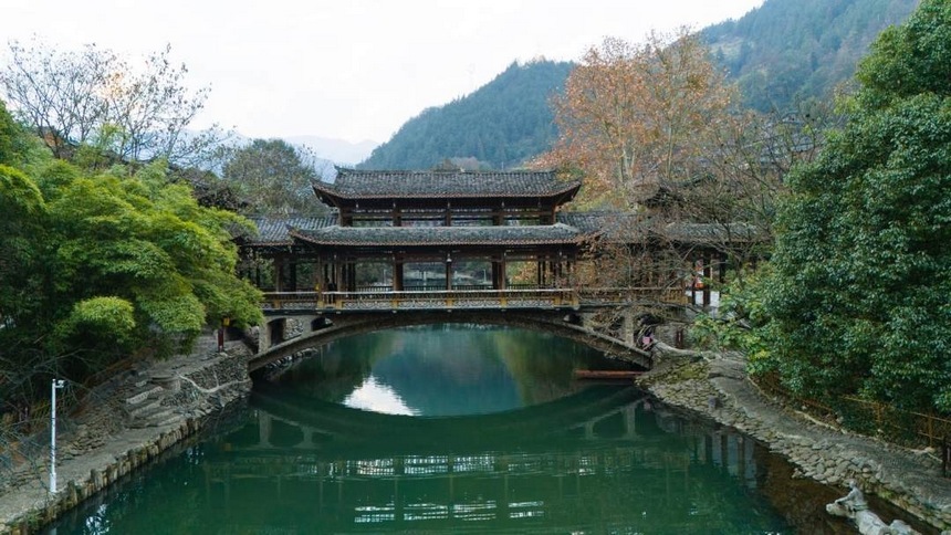 踏進(jìn)這片神奇又美麗的凈土，鱗次櫛比的苗族吊腳木樓連綿成片，清澈見底的白水河蜿蜒穿寨而過，精巧古典的風(fēng)雨橋與山水交相輝映。姚晶權(quán)攝