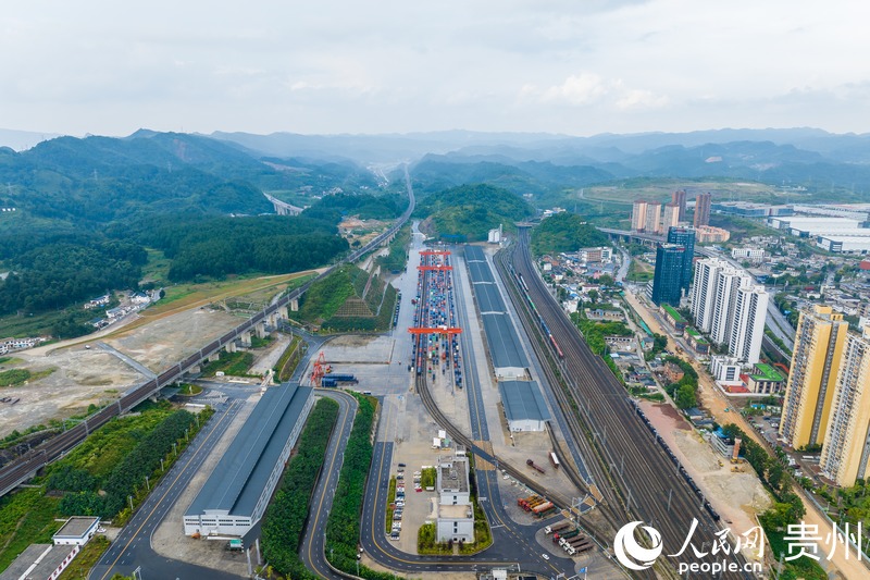 航拍貴陽(yáng)國(guó)際陸港。人民網(wǎng)記者 涂敏攝
