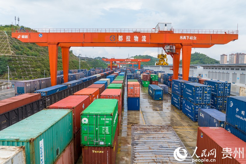 來(lái)往貴陽(yáng)的貨物集裝箱。人民網(wǎng)記者 涂敏攝