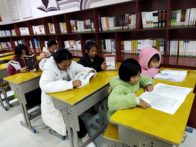 孩子們閱讀。