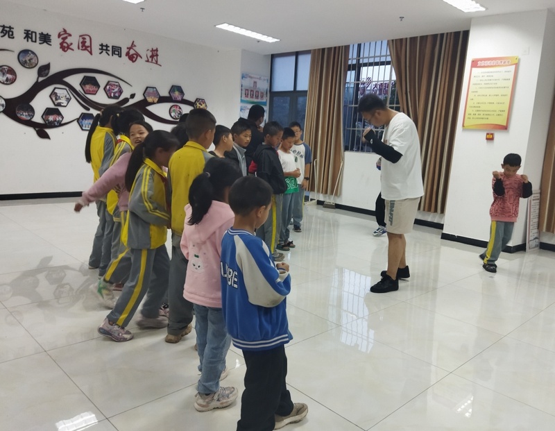孩子們學(xué)跆拳道。