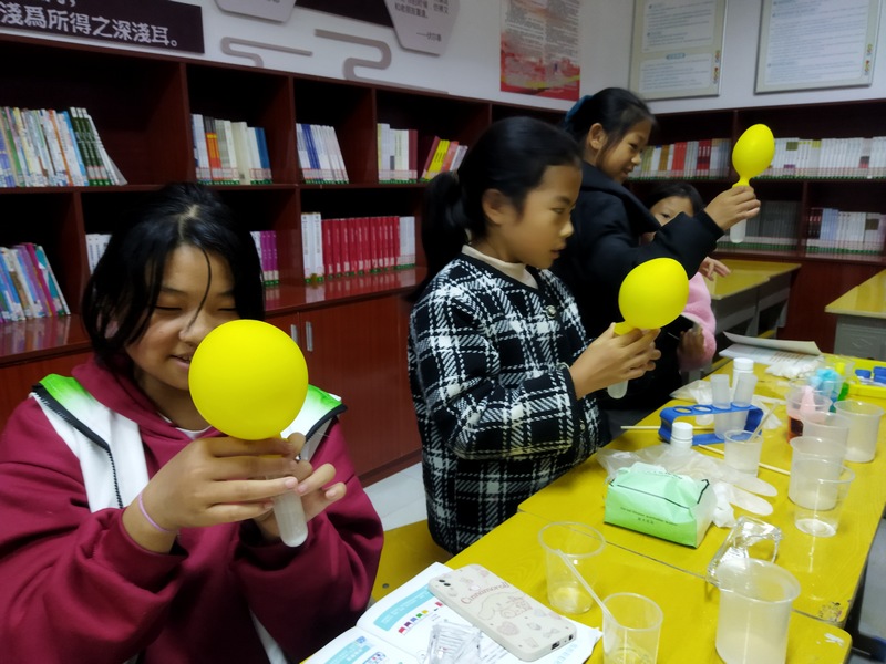 孩子們開展趣味實驗。