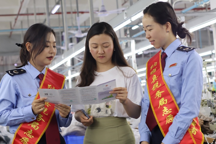 青年志愿者服務(wù)隊深入勞動密集型外貿(mào)代加工企業(yè)畢節(jié)晶煌制衣有限公司，宣傳代加工企業(yè)稅收政策