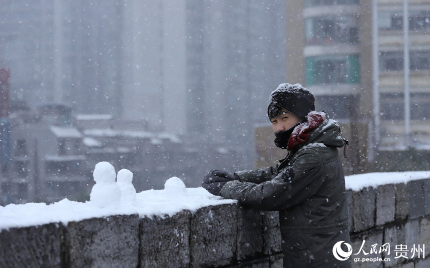 市民在堆雪人。人民網(wǎng) 顧蘭云攝