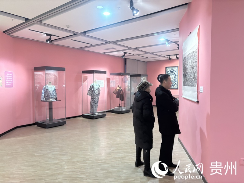 觀眾正在瀏覽展覽信息。人民網(wǎng)記者 高華攝