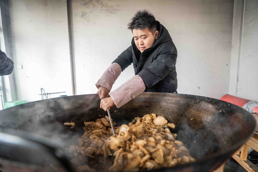 社區(qū)群眾在制作美食。羅大富攝