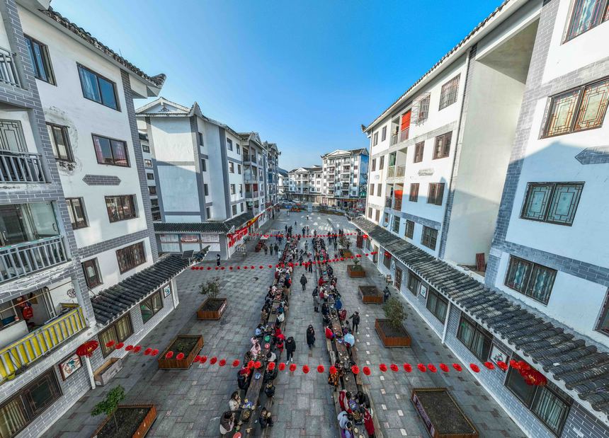 活動(dòng)現(xiàn)場(chǎng)，社區(qū)群眾在共享長(zhǎng)桌團(tuán)圓飯。羅大富攝