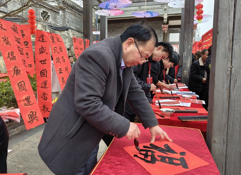 2月3日，書(shū)畫(huà)工作者在七星關(guān)區(qū)同心城市公園義寫(xiě)春聯(lián)。劉奇攝