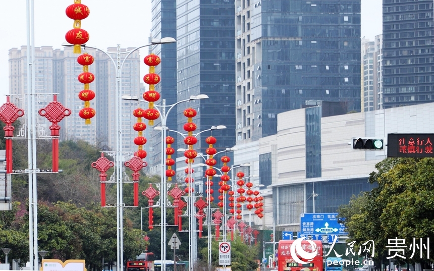 主干道掛滿紅燈籠、中國結(jié)。人民網(wǎng) 顧蘭云攝
