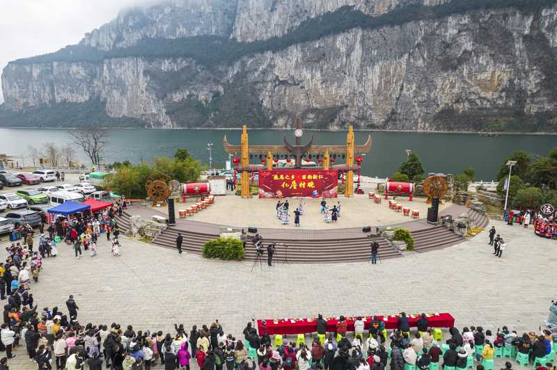 黔西市新仁苗族鄉(xiāng)化屋村，村民在“村晚”上表演“非遺”節(jié)目（無人機照片。 史開心攝