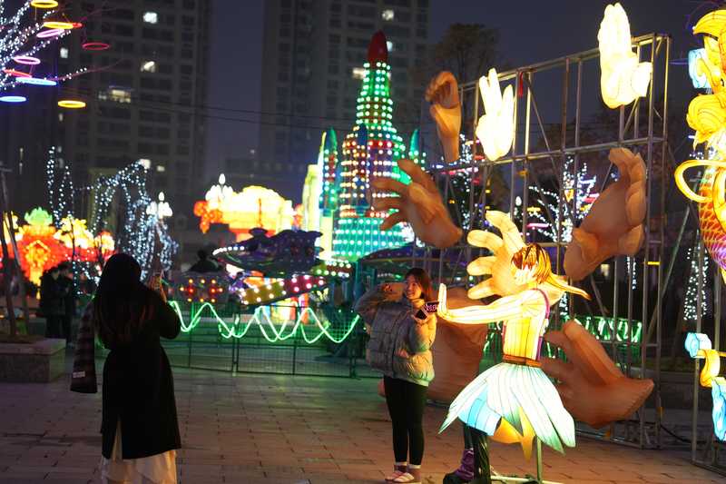 市民在等會現(xiàn)場拍照留念。祁德超攝