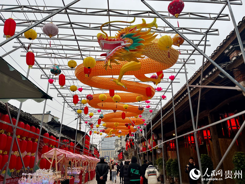 老街里的龍型彩燈。人民網(wǎng) 李麗萍攝